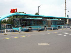 BRT�◯���ƘA�߃o�X�B���H�����ɐݒu����Ă��܂��B�Ȃ��A��ʂ̎Ԃ���p���[���ɓ���ƃL�b�v��؂��܂��B